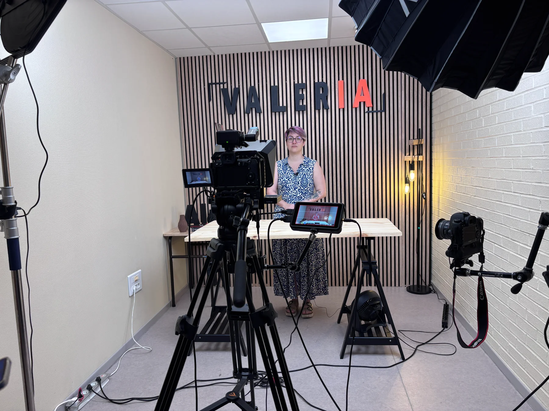 Caméras et éclairages installés face à une intervenante dans le studio VALERIA.